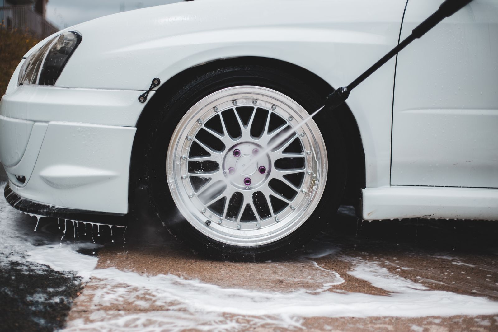 Pressure washer jet cleaning with soap suds